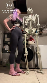 6'7 Barefoot Giantess Towers Over Everything at Home! Height Comparisons + Chores POV