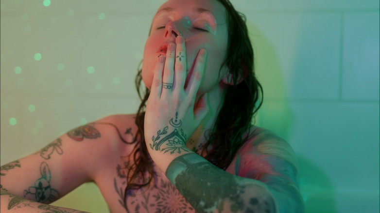 Liberation in motion: Ritual de banho se transforma em consolo duro e orgasmo...