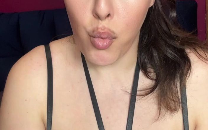 Young_strawberry: MiLF riceve sperma in bocca