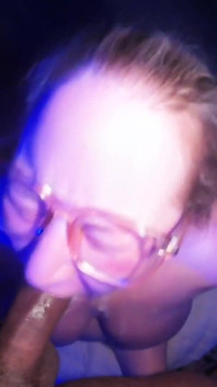 Procace bionda milf succhia il cazzo e si fa scopare la gola energicamente fino a quando non ottiene uno schizzo caldo