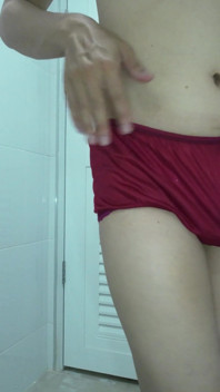 Sisk prova le mutandine delle donne e gli slip da uomo