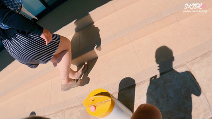 18_honey: 我在公共场合控制她的阴户 - 她呻吟并被内射