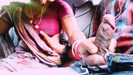 Indisk bilsex. Desi styvmamma försöker knulla styvson stor kuk. Desi Telugu smutsiga samtal.