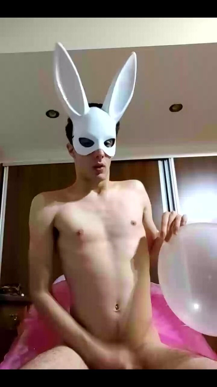 Floatie Boy: Bunny looner yayında mastürbasyon yaparken şişme pembe sandalyesini ve büyük net...