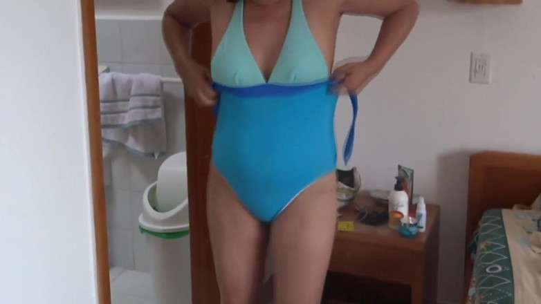 Ardientes69: Video 1 van 3 - mijn 58-jarige vrouw pronkt op het strand