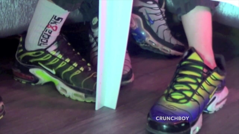 Sneaker gay: Шлюшку использовали кроссовки двух его друзей