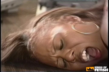 Kings Of Fetish: Memek semak cewek semok kulit hitam ini dientot habis-habisan sama...