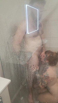 Chuveiro sexo contra o grande painel de vidro fumegante