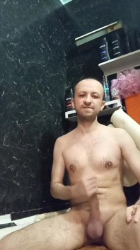 Голый мужчина дрочит свой большой хуй в ванной