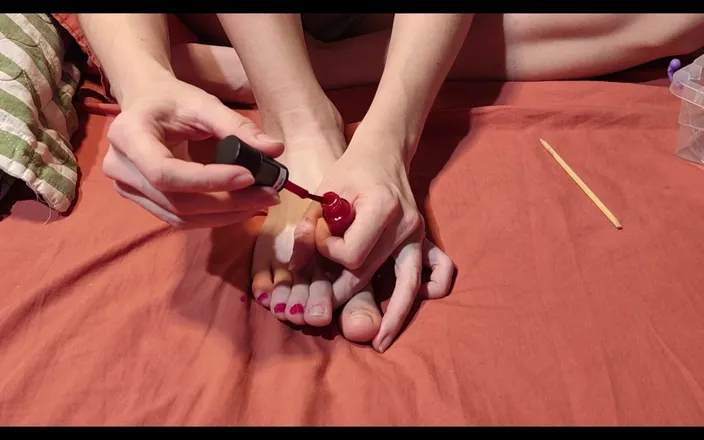 Monera: Painting Toenails