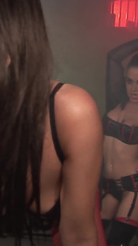 Fang Fatale: Vampires lesbian melepasi nafsu gelap mereka