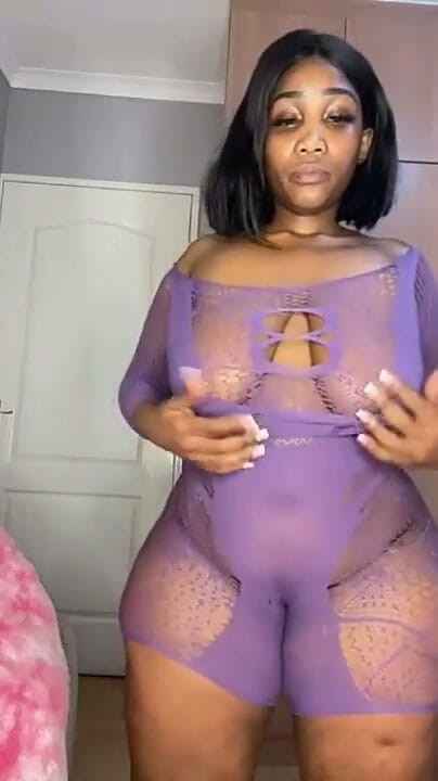 Legendary Booty Overdose: Bbw si spoglia e gioca con la figa