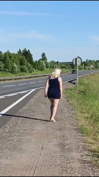 私はパンティを道に投げ捨てる