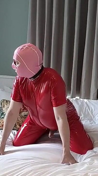 Puta lechera enmascarada caliente en catsuit de pvc rojo completo