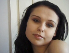 Flash Model Amateurs: Dunkelhaariges schätzchen mit riesigen titten zeigt sich