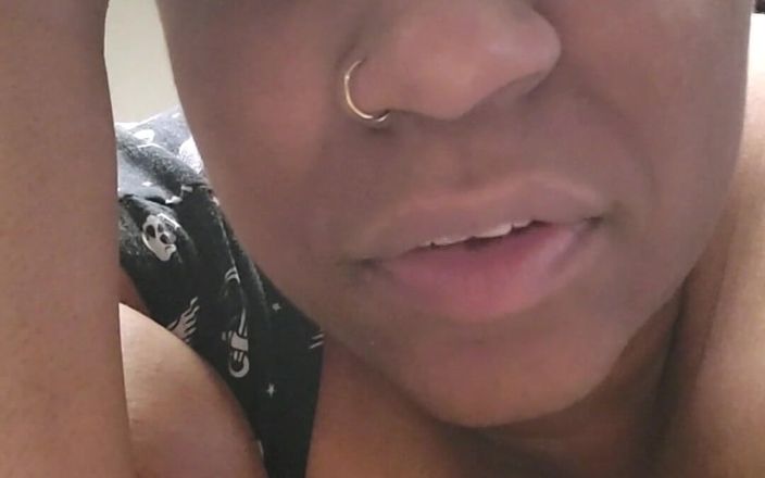 Josie4yourpleasure: 배고파요. 저녁 식사는 무엇입니까? 나는 글을 쓰고 즉시 누군가가 내 엉덩이를 먹고 있다면 얼마나 좋을지 생각한다.  나는 필요해