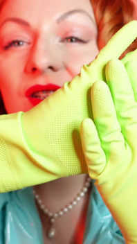 Tante sange ini lagi asik masturbasi memek beceknya dengan sarung tangan rumah tangga