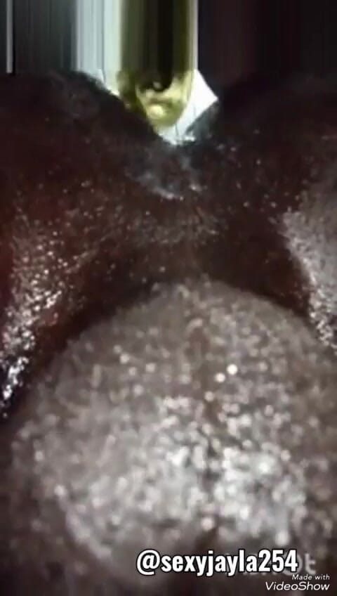 Sexyjayla254: Azgın kalçalı büyük siyah yağlanmış götünü sikiyor