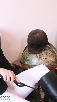 Reinigen victorias reitstiefel und schluck dein sperma