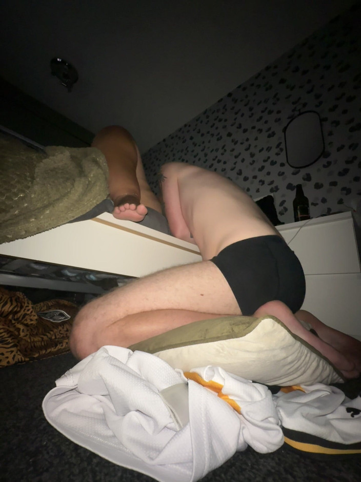 Filthy British Couple: Người vợ dom hứng tình đặt chồng nô lệ quỳ gối để...