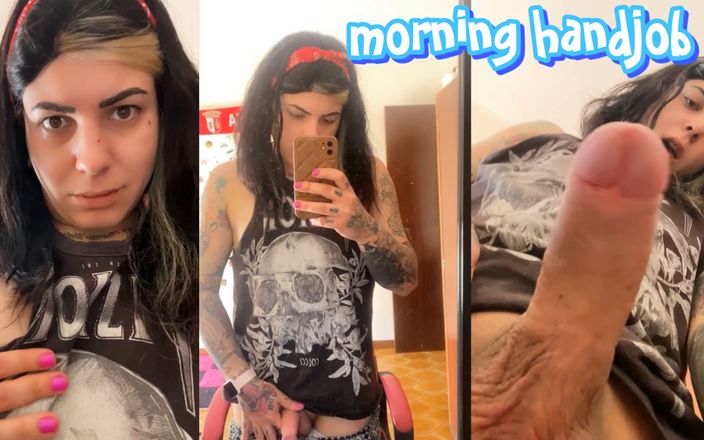 Emma Ink: Fată transsexuală se masturbează dimineața