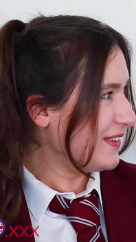Verpleegster Greene leert Ellie masturberen en zichzelf laten klaarkomen