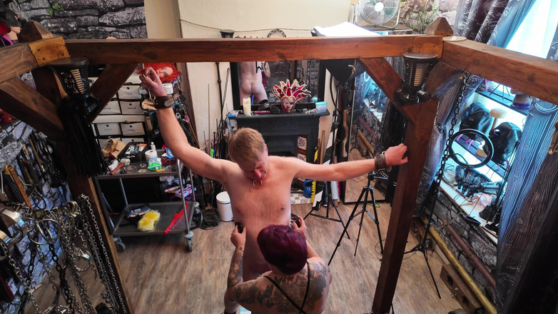 The Izars: Sahibe izar ve zindanda lateks balonu