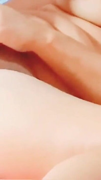 Kamera genç kızı dildoyla götüne sokuyor