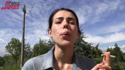 Smokin Fetish: Petra raucht gerne ihre ciggaretes im freien