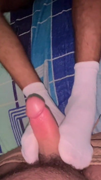 Die Brünette Vergon Wichst Ihrem Nachbarn Mit Weissen Socken