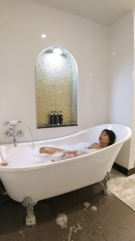 Hora del baño cachonda en una habitación de lujo