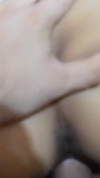 Une petite amie mignonne suce une bite rouge
