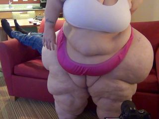 Full Weight Productions: Bobbi jo उसे सोफे पर चोदती है