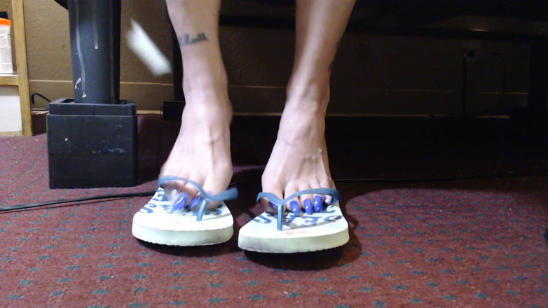 Abby Anna: Unghie dei piedi extra lunghe in flipflops