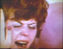 Vintage megastore: Lesbické holky si hrají se svými kundičkami a obrovskou okurkou