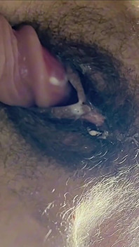 Virgină De 18 Ani Pe La Spate. Un Vibrator Imens O Freacă Și O Face Să Ejaculeze!!!