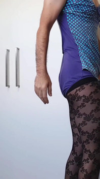 Dani mostrando pernas sensuais em meia-calça padronizada