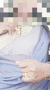 Sex indian în mașină Telugu Vorbește murdar.șoferul mașinii încearcă să o fută pe mătușa telugu în sari.