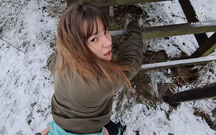 Anne-Eden: Baise dans la neige avec éjaculation et spermwalk !