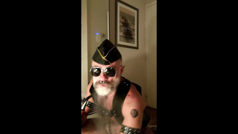 MusclesCigarsFFPig: 穿戴式假皮革爸爸