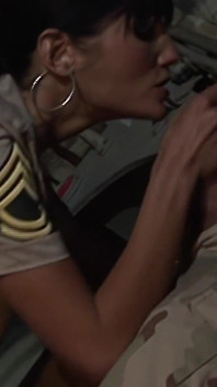 Sesso anale alla base militare
