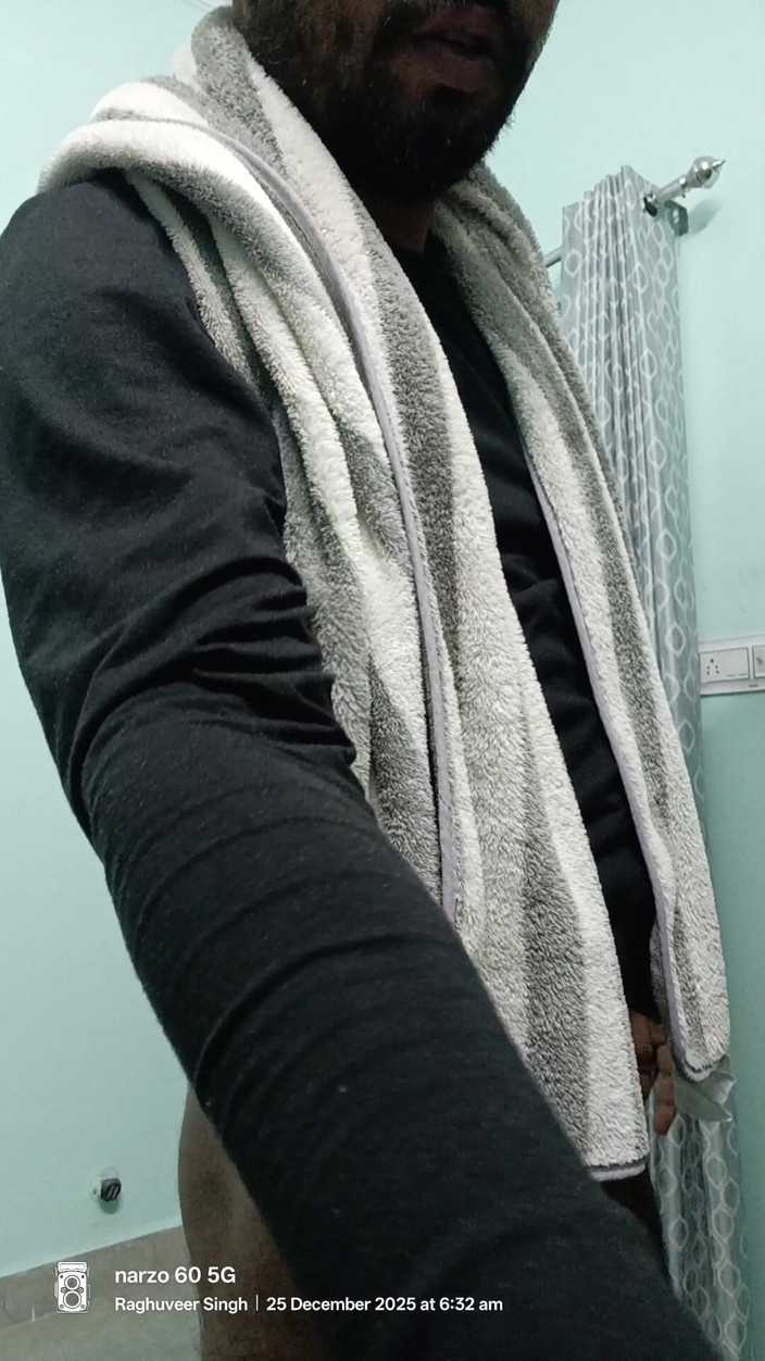 Rajasthani-old-lover: Uomo indiano di desi si gode la doccia e spettacolo...