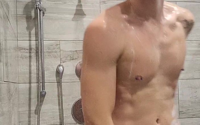 KingB8er: Geniet van de douche en dongshow!