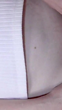 Mayu no.69 una bellissima ragazza con una maschera per testa completa, collare e guinzaglio, è addestrata sessualmente
