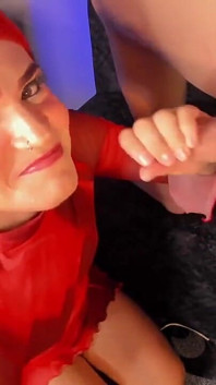 Kolombiyalı trans evde penis emiyor