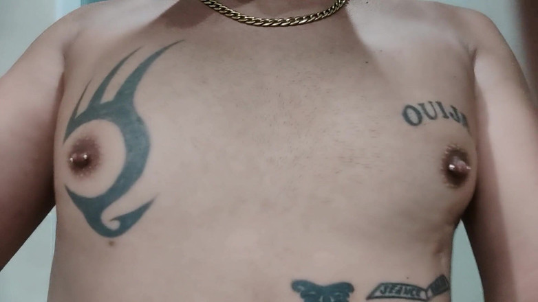 Idmir Sugary: Visar tatuerade bröst och genomborrade bröstvårtor - Klämda och röra bröst -...