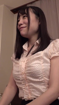 È una bellezza dalla pelle chiara con grandi tette! -yui-py