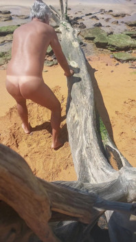 Ladysilva na plaży nago pokazując swoją opaloną seksowną dupę