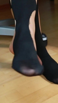 Under skrivbordet shoeplay - svarta tår &färgglada strumpbyxor