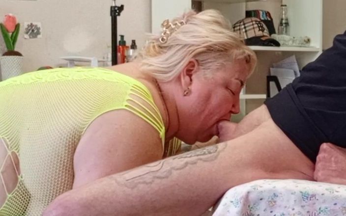 Zona901: Eine freundin lutscht eine große portion sperma von einem schwanz...